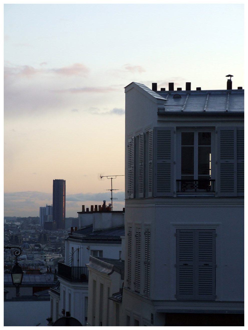 Monolithe architecturale parisien