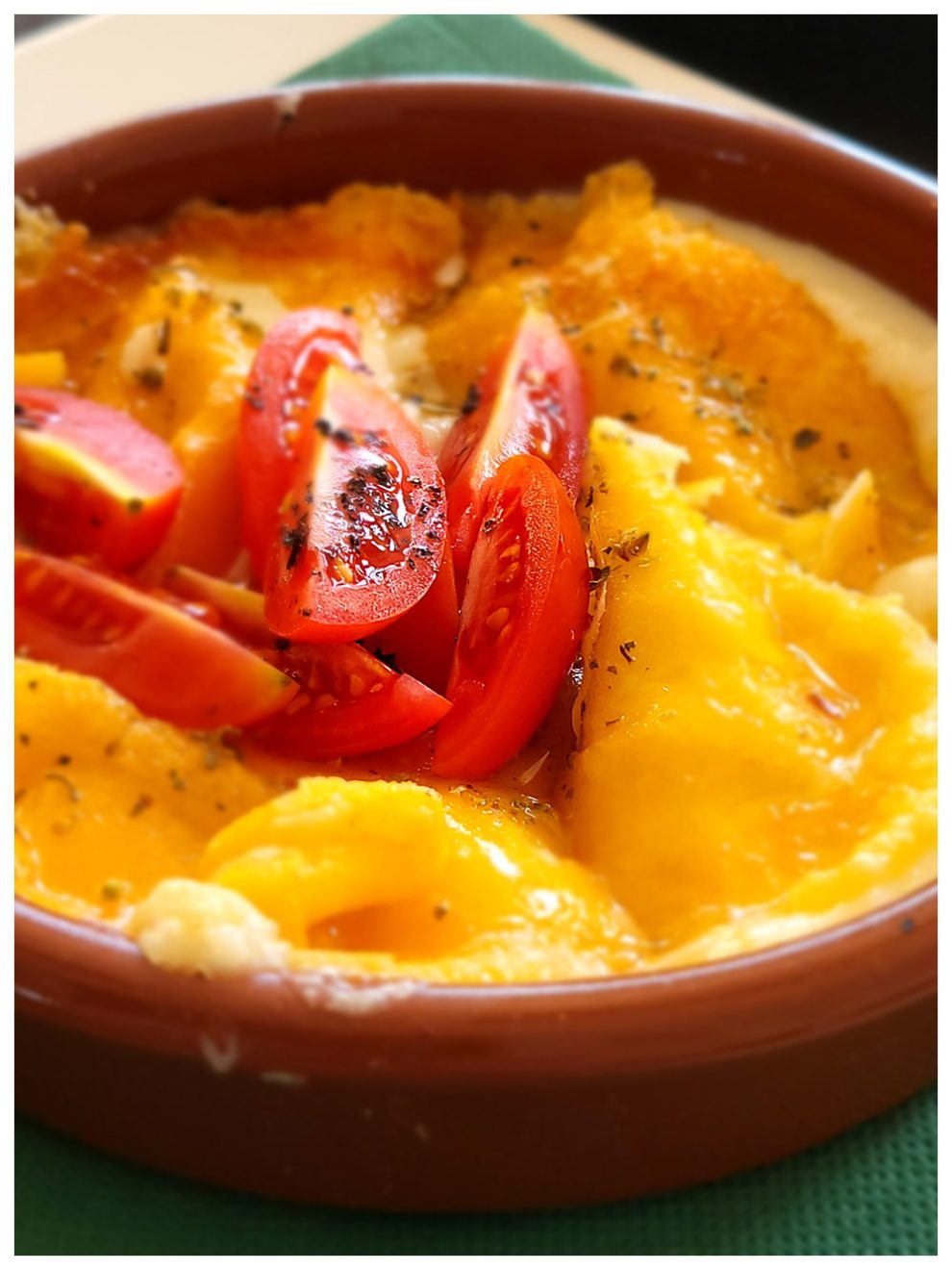 Fromage gratiné accompagné de tomates cerise croquantes