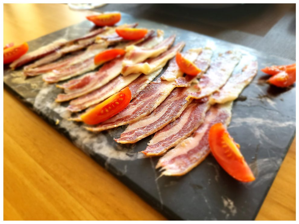 Lamelle de jambon ibérique pour ne pas dire planche de jambon fumé et son accompagnement.