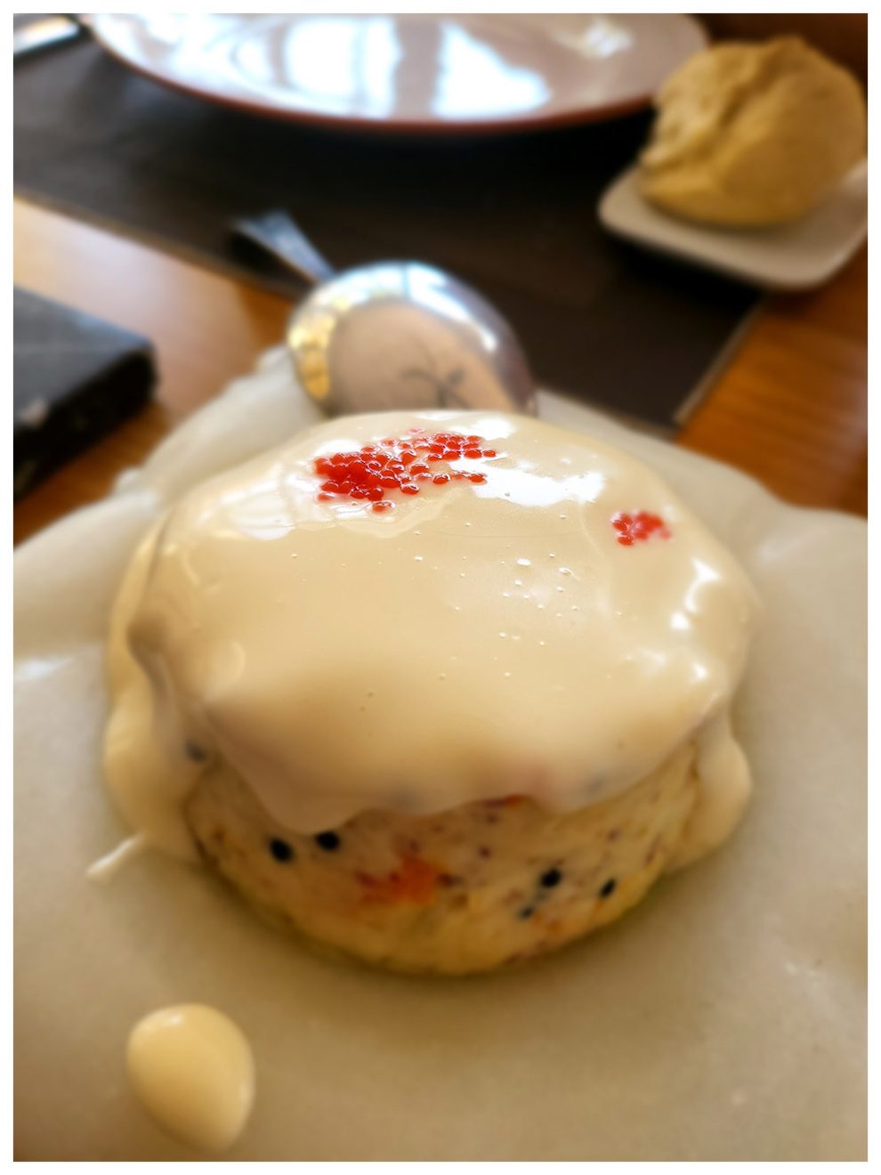 Terrine de caviar et omar démoulée devant nos yeux émerveillés et par son goût subtil.