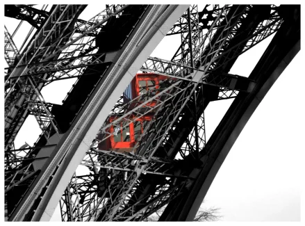 Petites cabines guillerettes qui se suivent dans la dentelle Eiffel